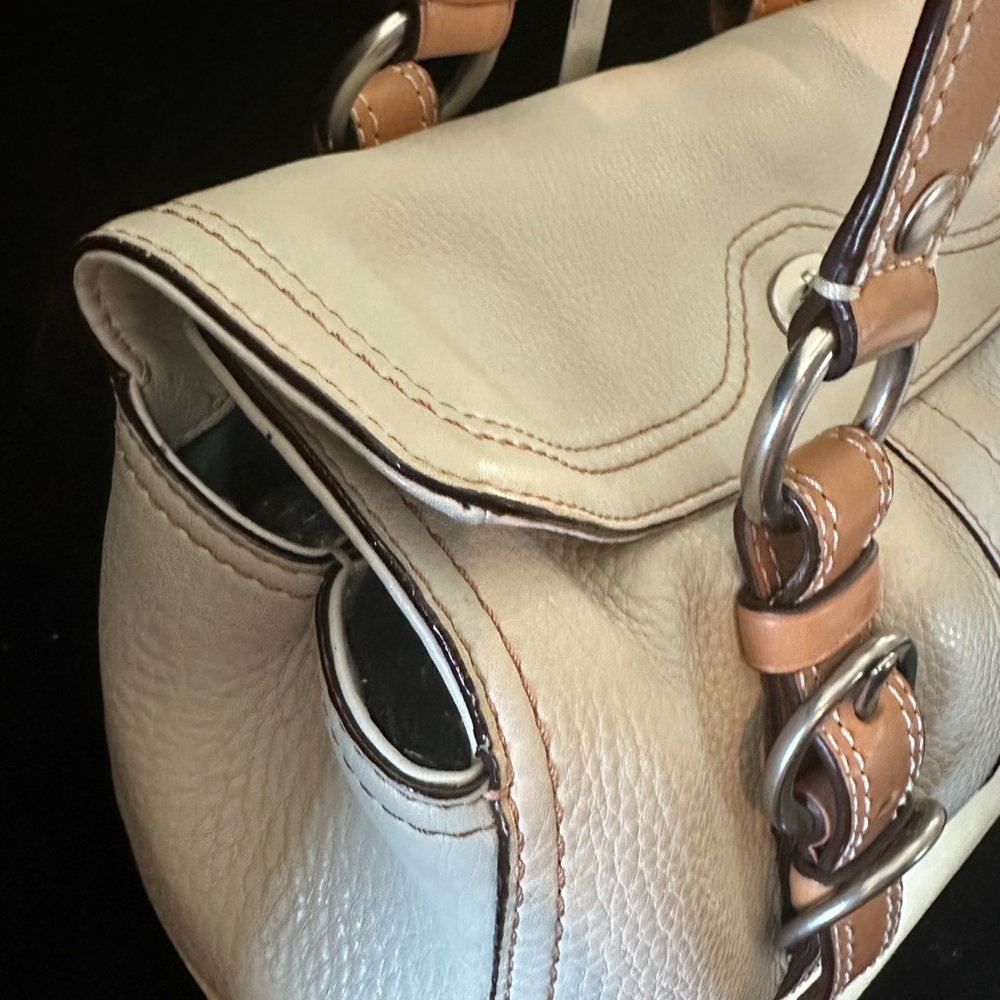 2010 Chelsea Coach Cream Pebbled Leather Shoulder Bag with Tan Straps - Picture 16 of 16